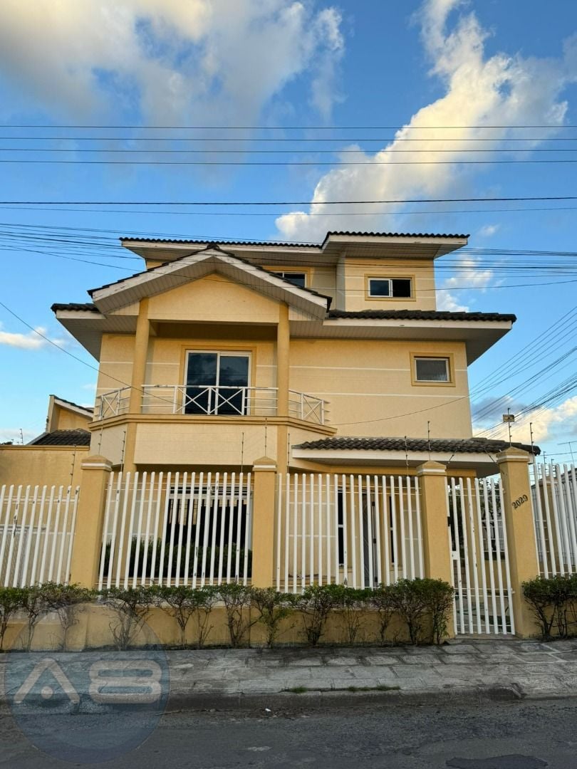Triplex Espaçoso no Centro de Campo Largo com 3 Quartos, Suíte...