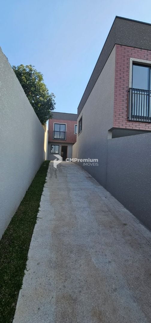 SOBRADO DE FRENTE PRA RUA NO SANTA CANTIDA