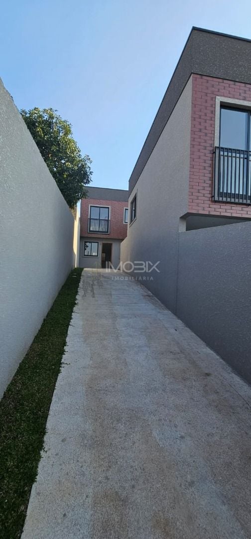 SOBRADO DE FRENTE PRA RUA NO SANTA CANTIDA