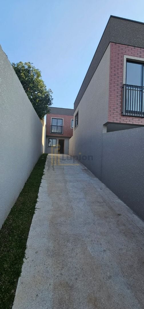 SOBRADO DE FRENTE PRA RUA NO SANTA CANTIDA
