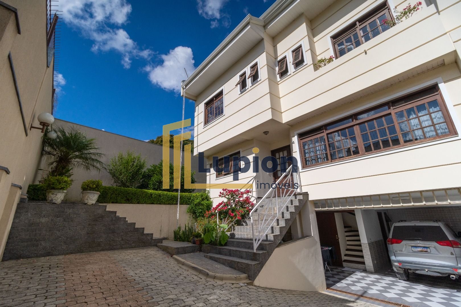 Sobrado com 207 m  por R  985.000,00 no Jardim Social - Curiti...