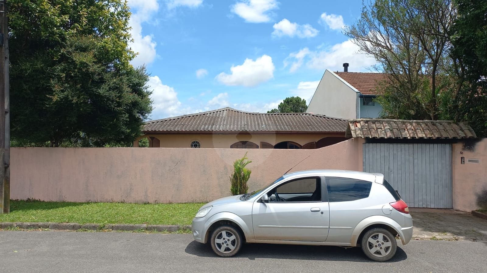 Casa Espaçosa nas Mercês com 5 Quartos, Suíte Master e Quintal Amplo