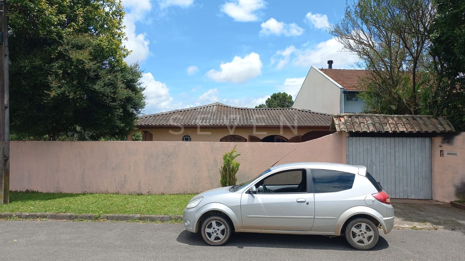 Casa Espaçosa nas Mercês com 5 Quartos, Suíte Master e Quintal...