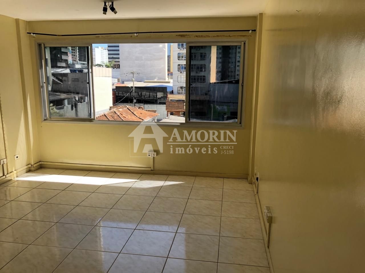Sala à venda, 22 m  por R  99.900,00 - Centro - Curitiba PR