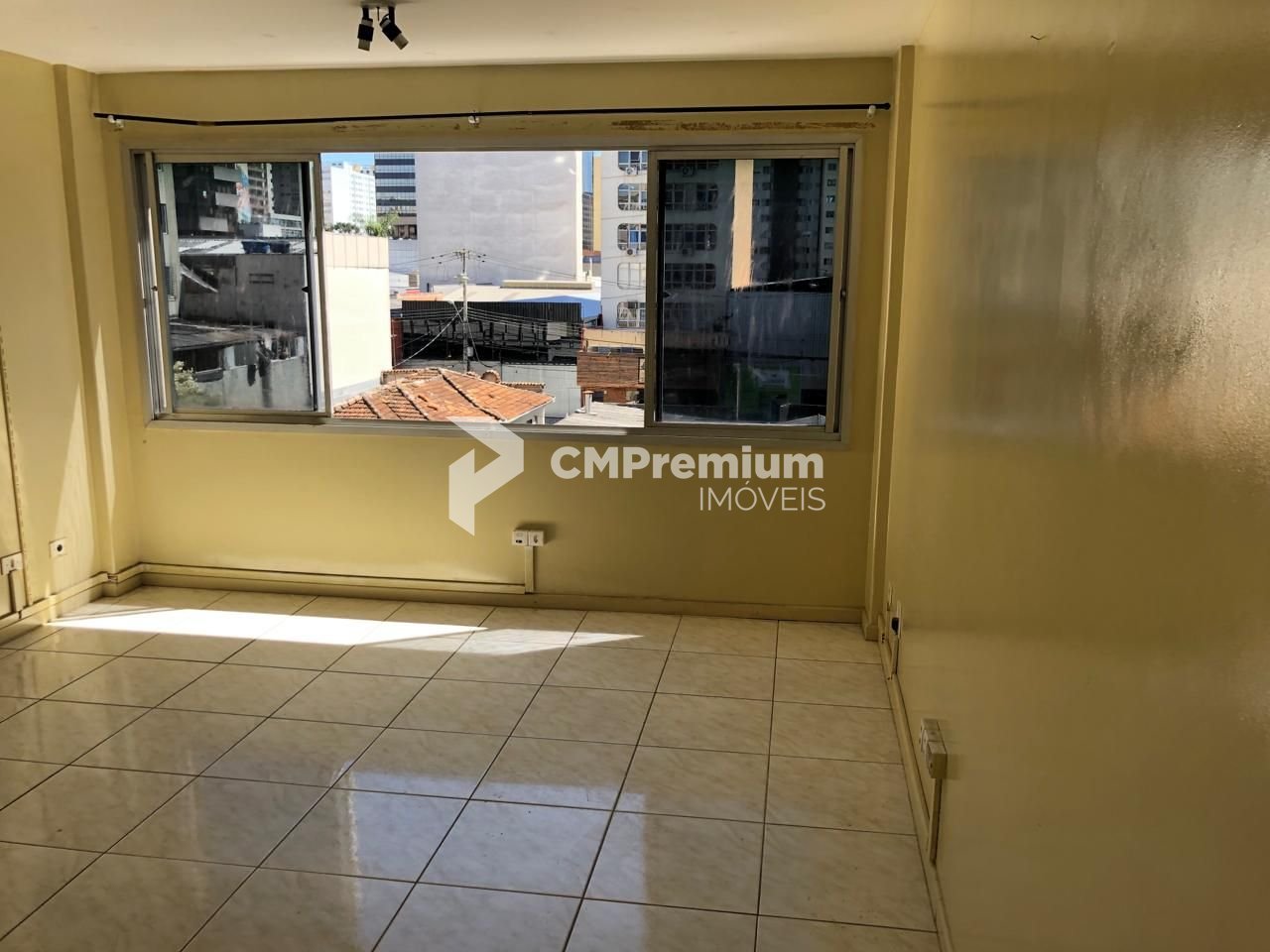 Sala à venda, 22 m  por R  99.900,00 - Centro - Curitiba PR