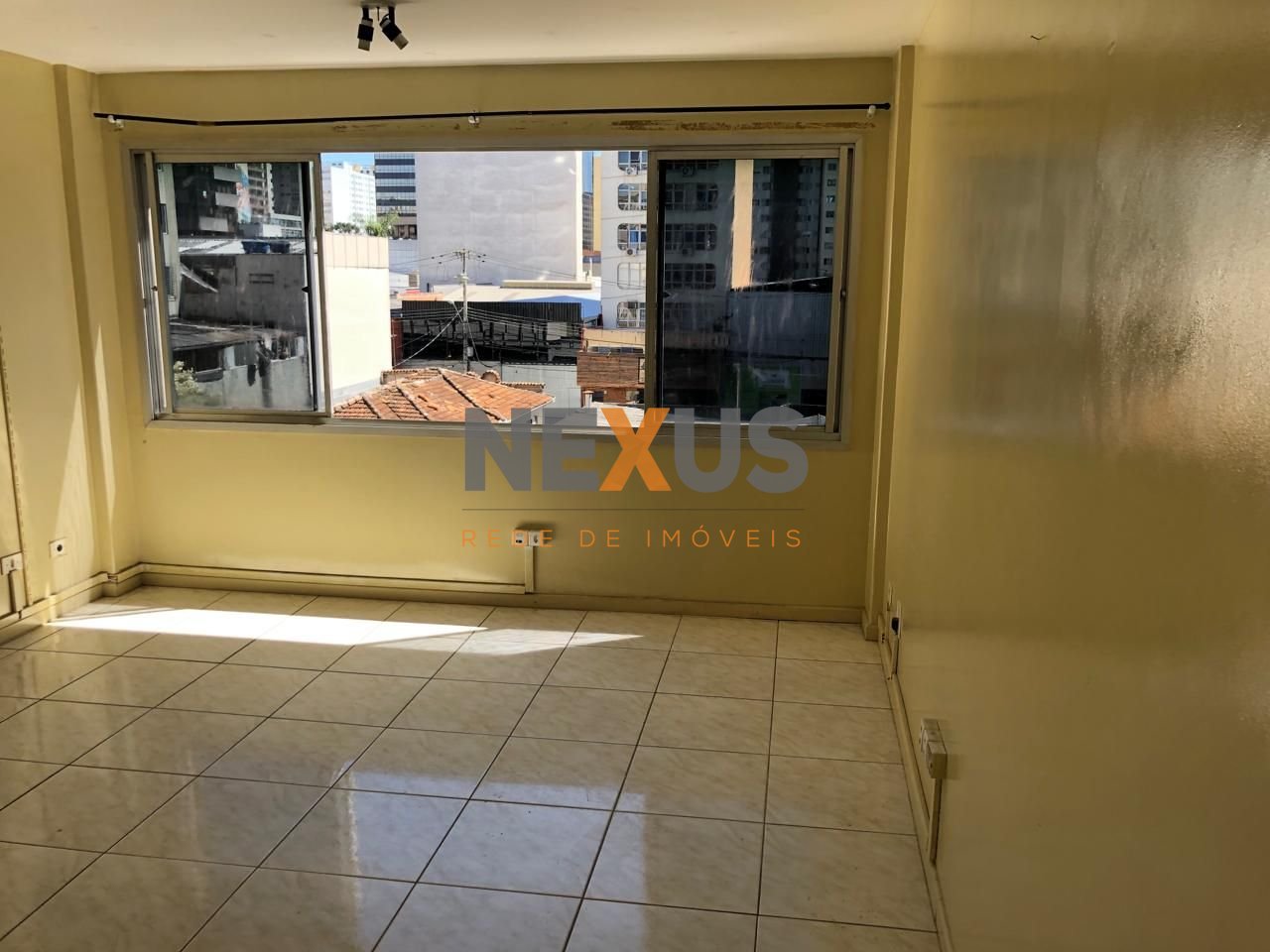 Sala à venda, 22 m  por R  99.900,00 - Centro - Curitiba PR