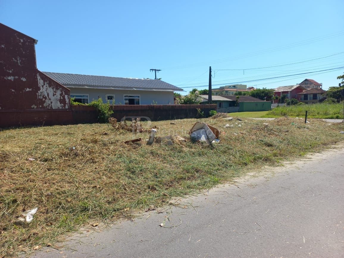 Terreno de Esquina na Praia de Enseada  252 m  a 350 m do Mar
