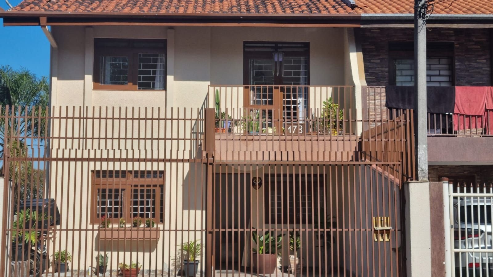 Sobrado com Quintal Amplo e Edícula no Guabirotuba  4 Quartos, Suíte e 4 Vagas