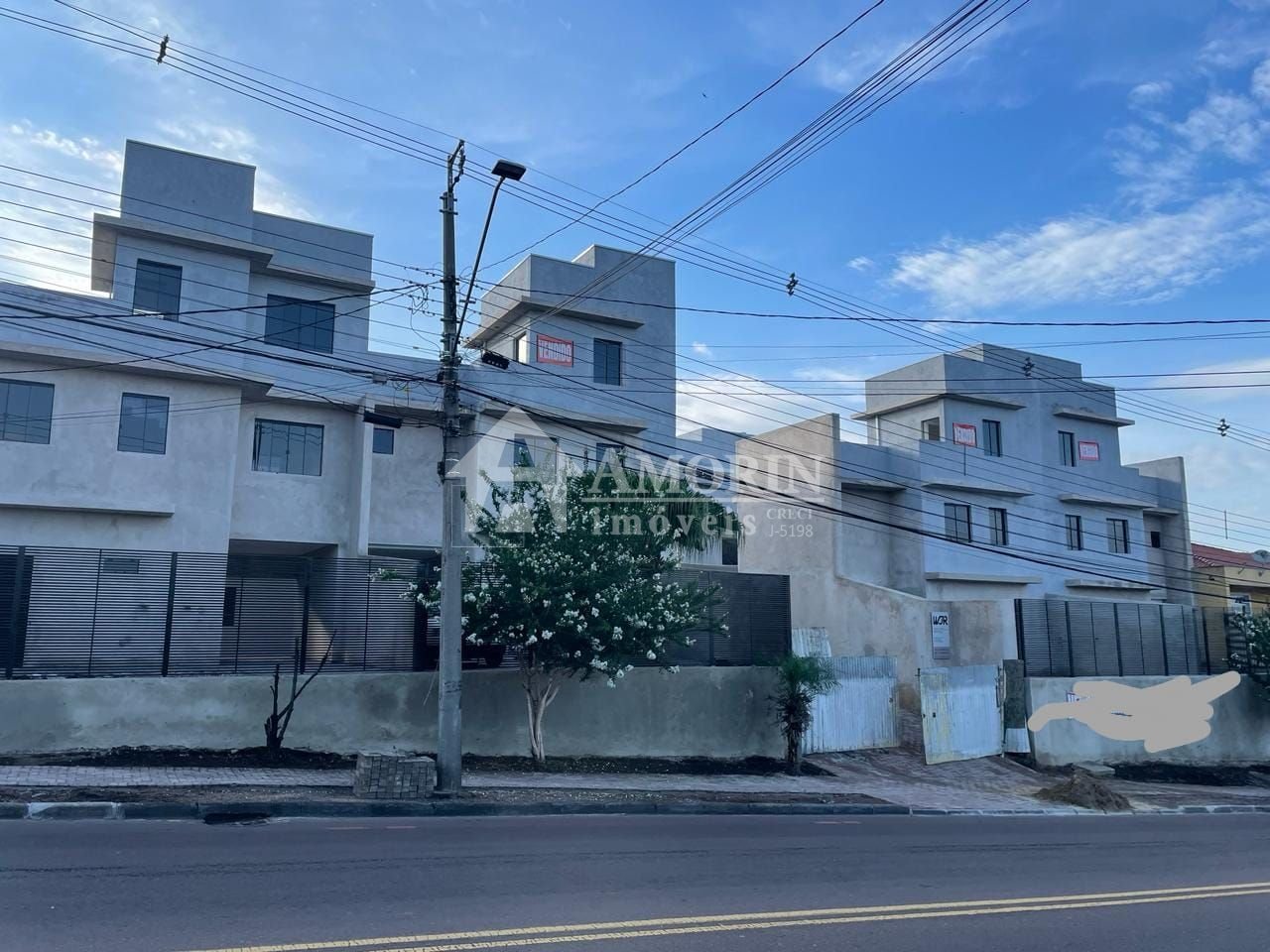 Sobrados Triplex a venda no Bairro Hauer valor de R  635.000