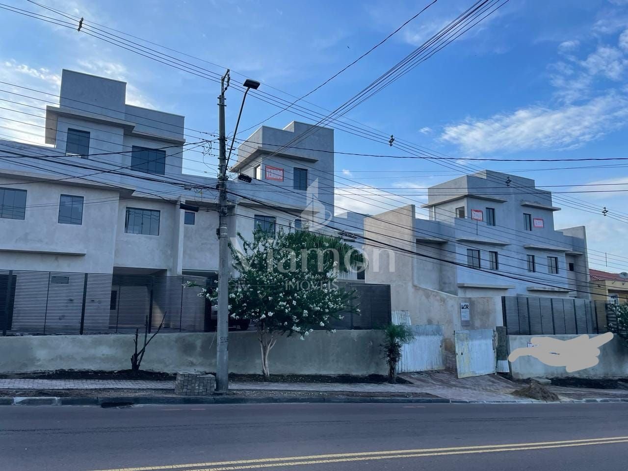 Sobrados Triplex a venda no Bairro Hauer valor de R  635.000