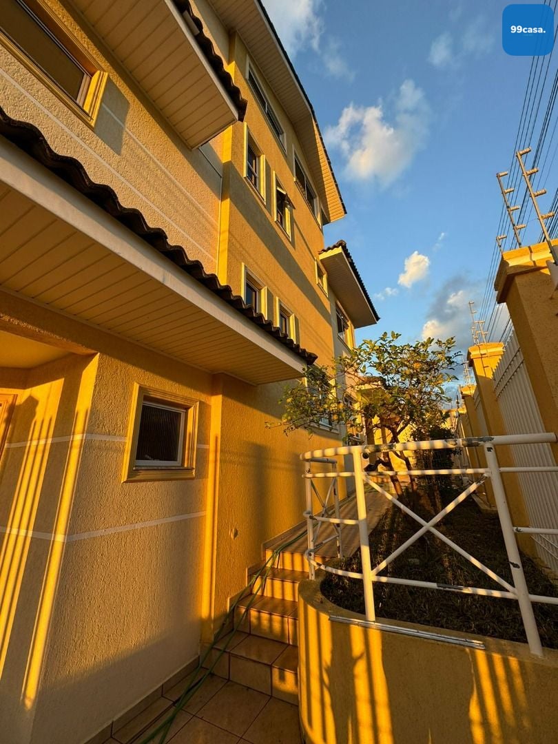 Triplex Espaçoso no Centro de Campo Largo com 3 Quartos, Suíte...