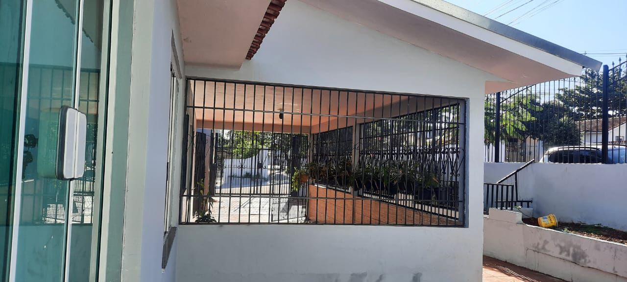 Casa com 2 Quartos e Salão Comercial de Esquina no Branca Viei...