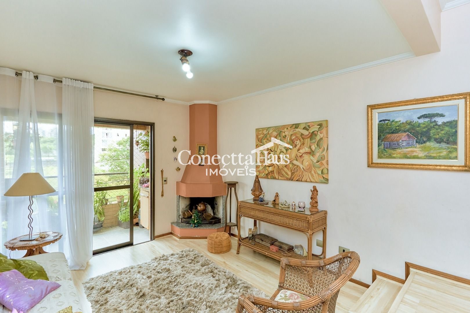 Apartamento no Cabral com lareira e sacada com churrasqueira. ...