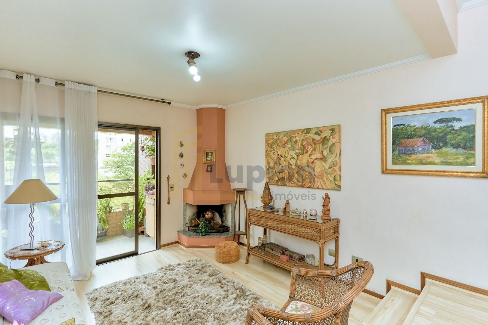 Apartamento no Cabral com lareira e sacada com churrasqueira. ...