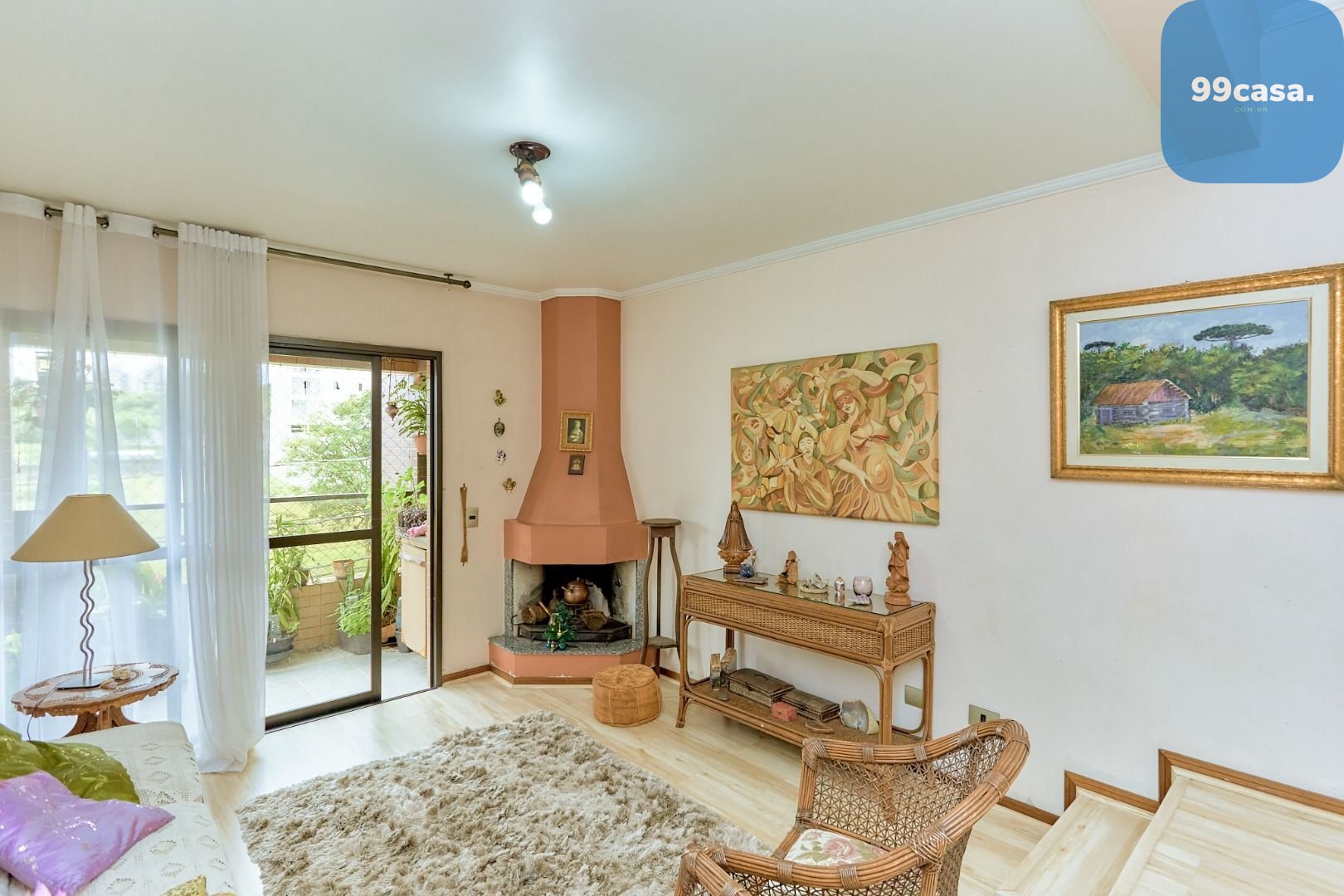 Apartamento no Cabral com lareira e sacada com churrasqueira. ...