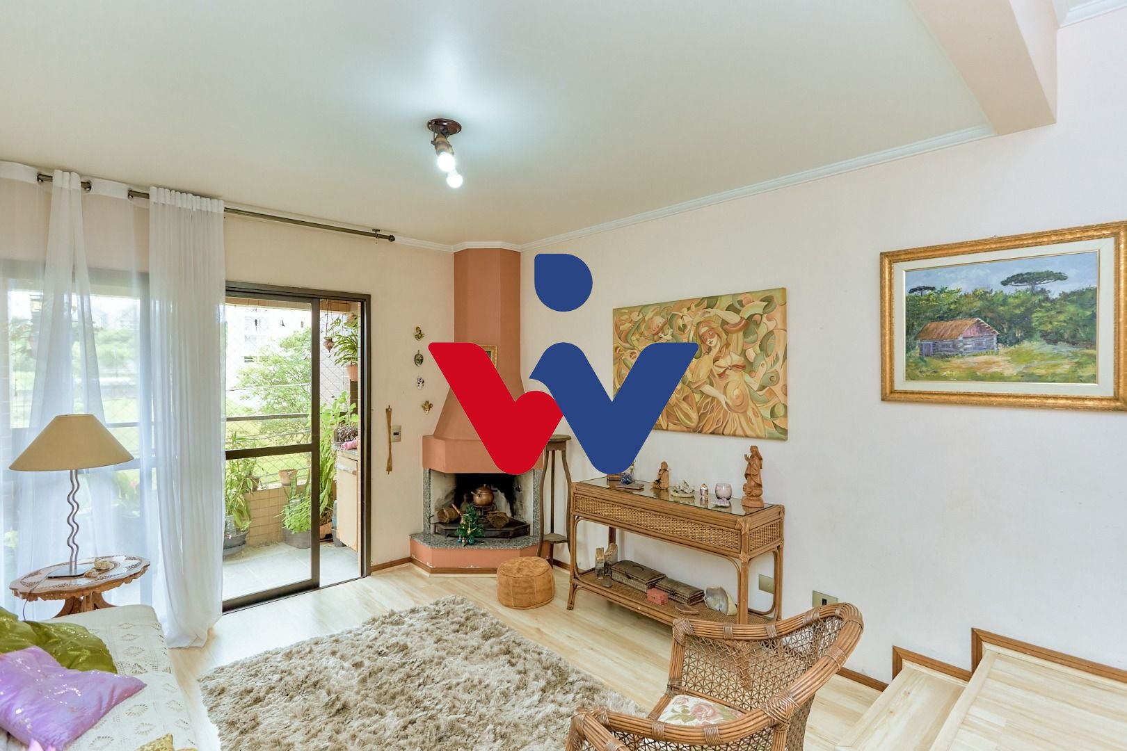 Apartamento no Cabral com lareira e sacada com churrasqueira. ...
