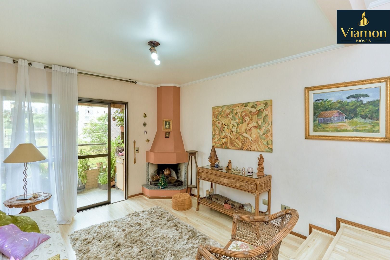 Apartamento no Cabral com lareira e sacada com churrasqueira. ...