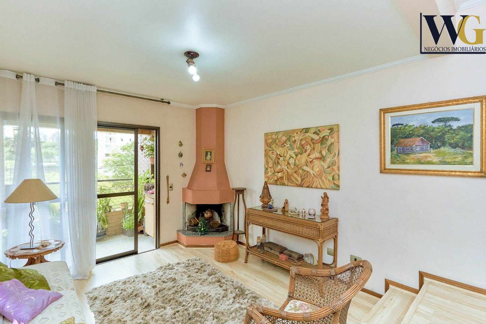 Apartamento no Cabral com lareira e sacada com churrasqueira. ...