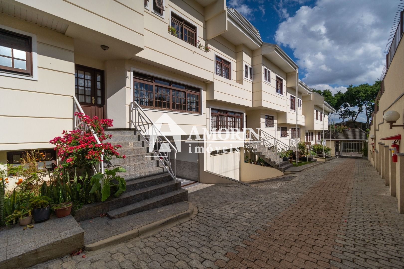 Sobrado com 207 m  por R  985.000,00 no Jardim Social - Curiti...