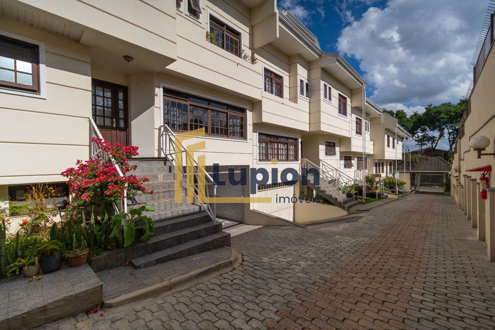 Sobrado com 207 m  por R  985.000,00 no Jardim Social - Curiti...