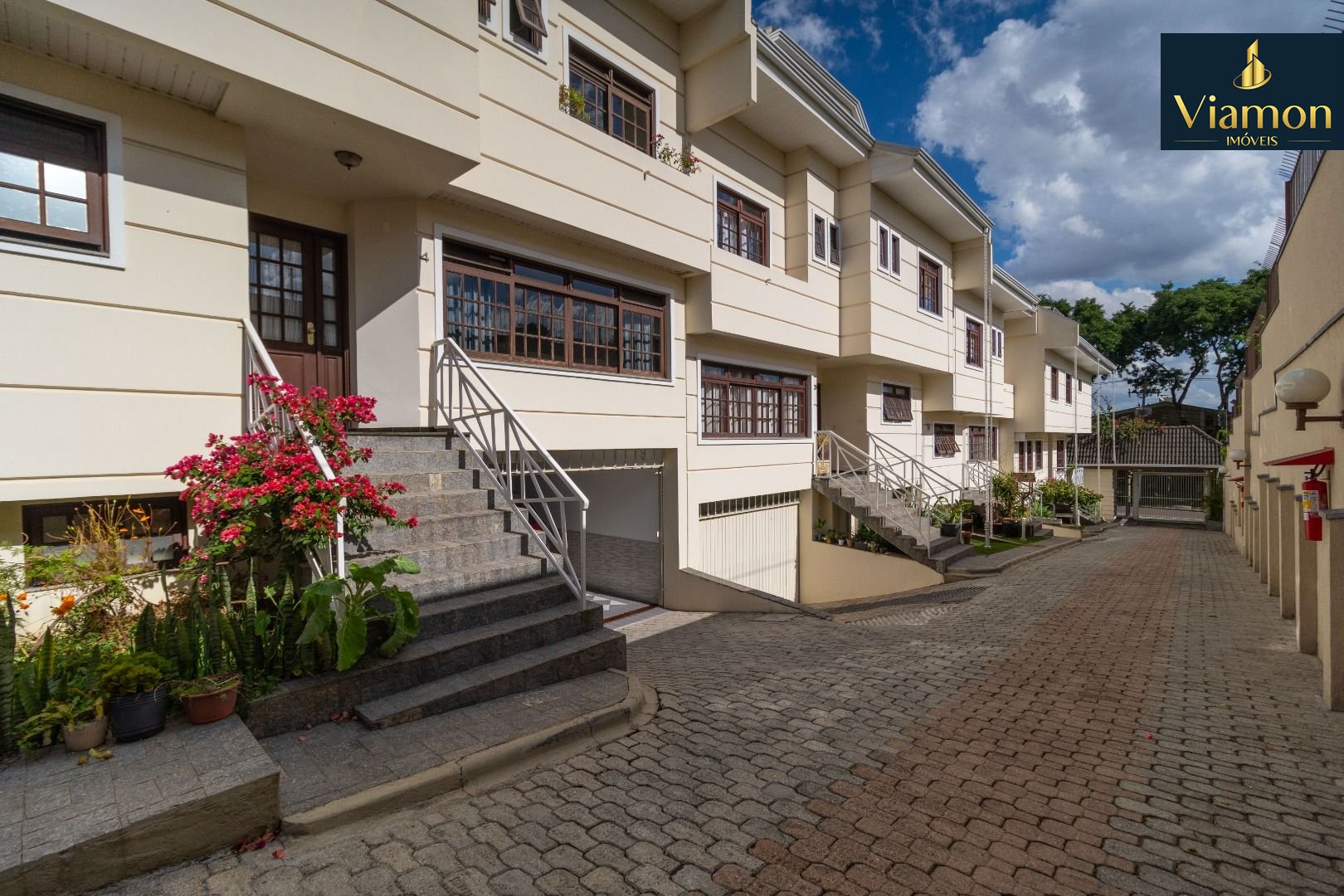 Sobrado com 207 m  por R  985.000,00 no Jardim Social - Curiti...