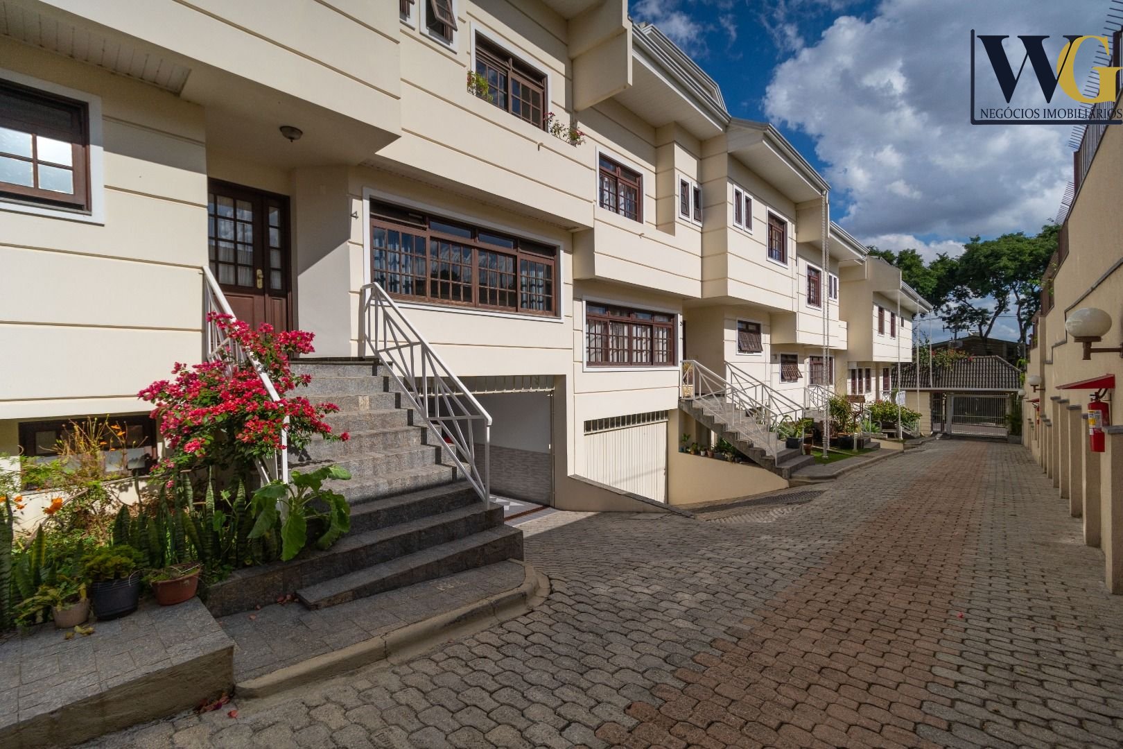 Sobrado com 207 m  por R  985.000,00 no Jardim Social - Curiti...