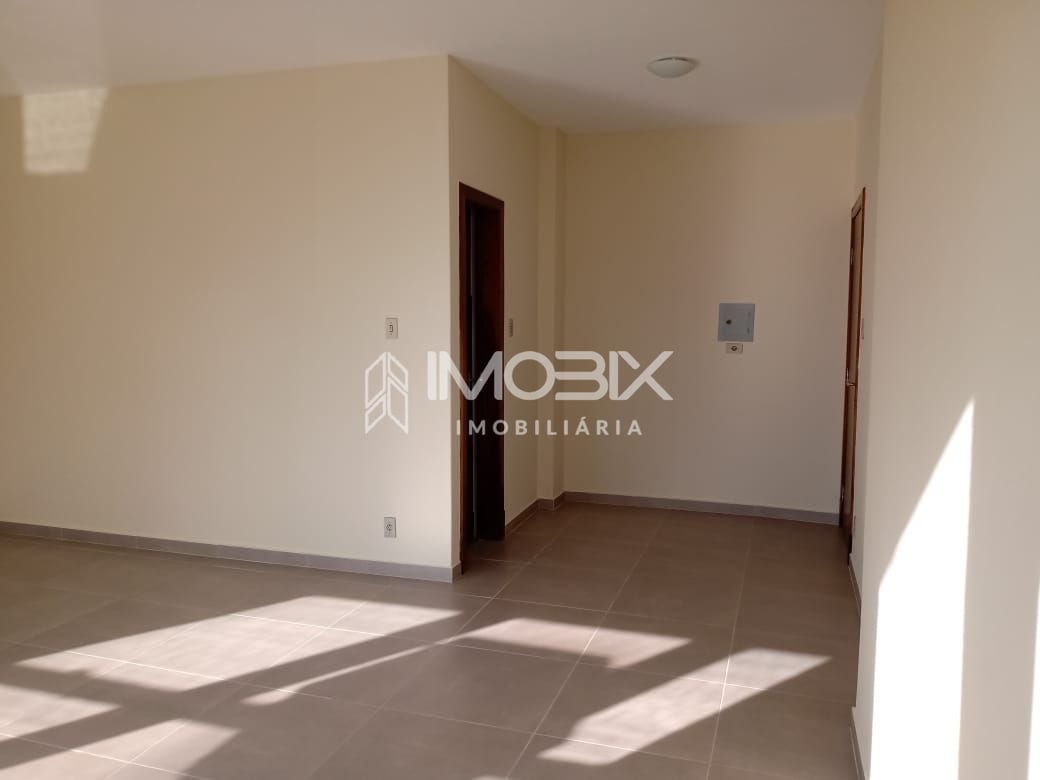 Sala em prédio central, seguro para trabalhar.