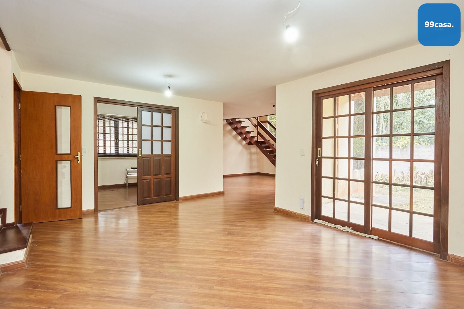 Casa ampla com suíte, edícula e varanda à venda na região do A...