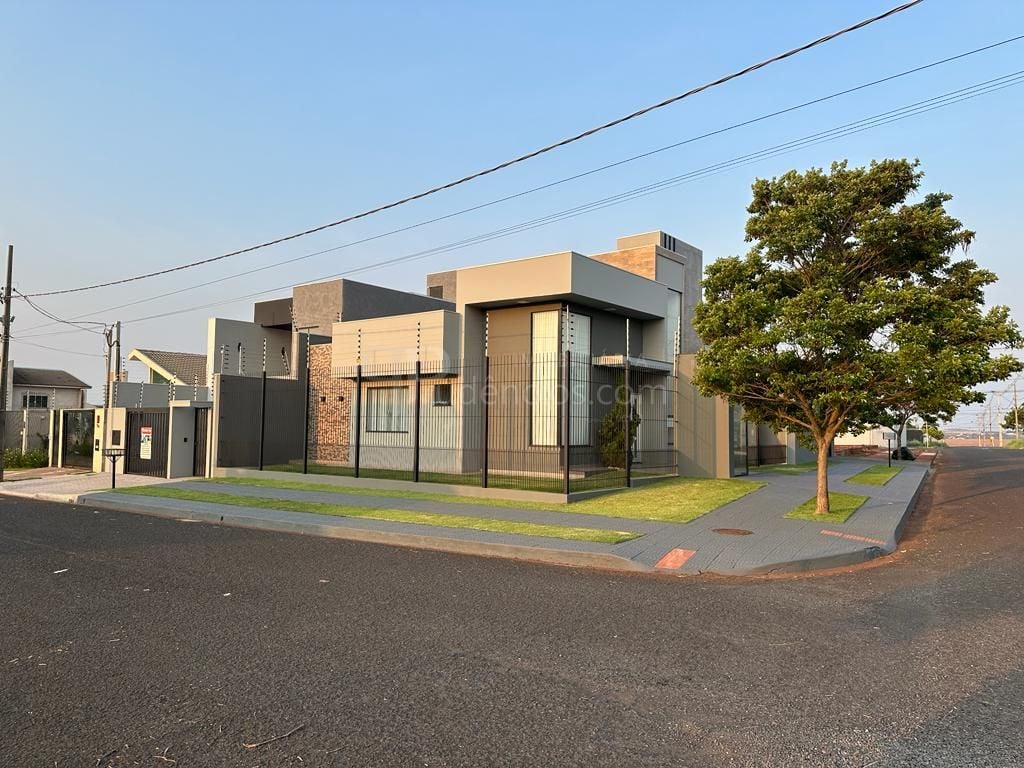 Casa de 3 Dormitórios com Piscina e Área Gourmet à Venda em Ma...