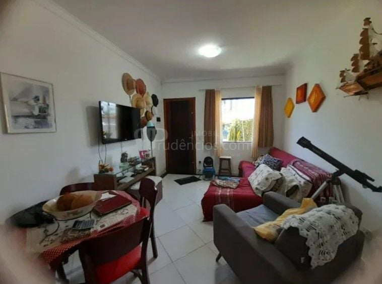 Casa à Venda a 500m do Mar com 2 Quartos, Churrasqueira e Garagem