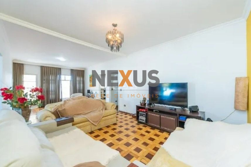 Casa espaçosa à venda no Parolin com 4 quartos, edícula e vaga...