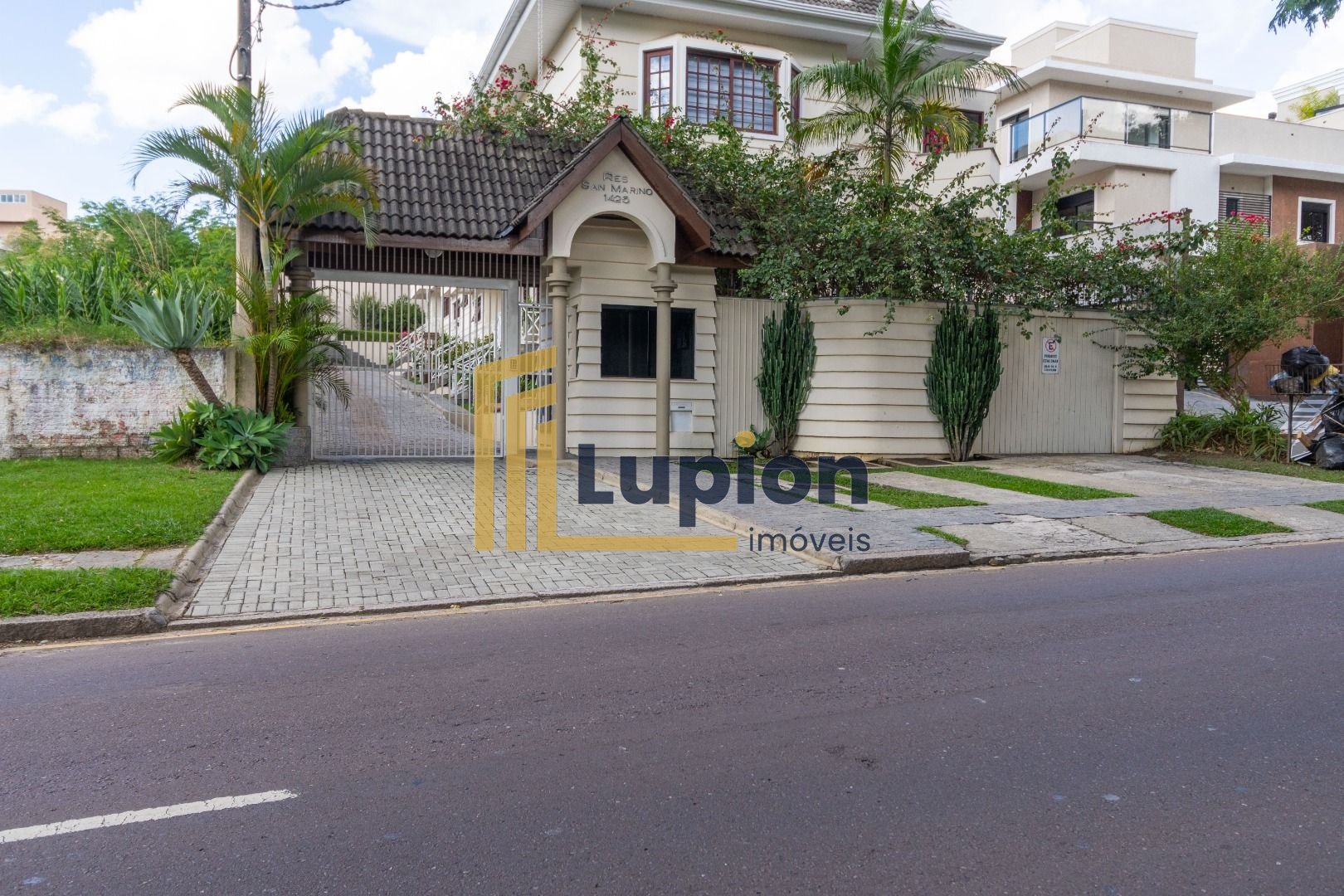 Sobrado com 207 m  por R  985.000,00 no Jardim Social - Curiti...