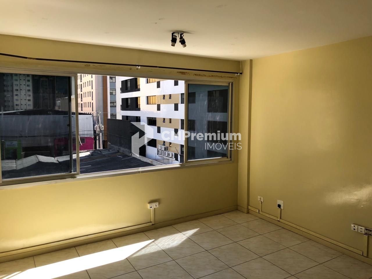 Sala à venda, 22 m  por R  99.000,00 - Centro - Curitiba PR