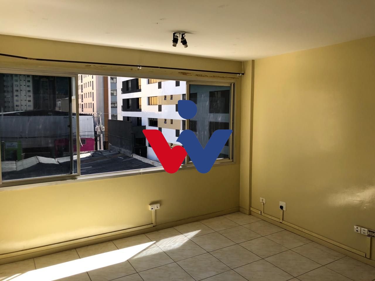 Sala à venda, 22 m  por R  99.000,00 - Centro - Curitiba PR