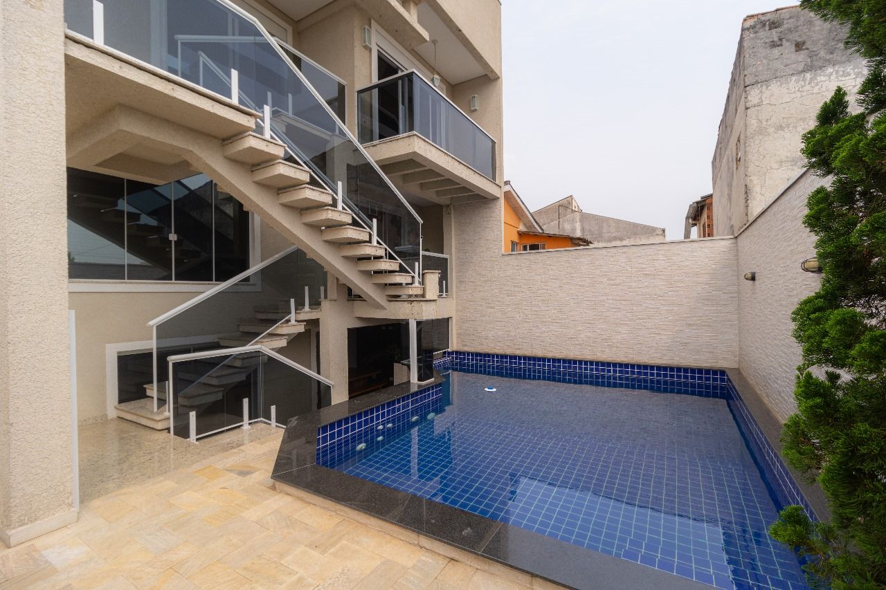 Sobrado Tríplex à Venda  no Uberaba com Piscina e Área Gourmet