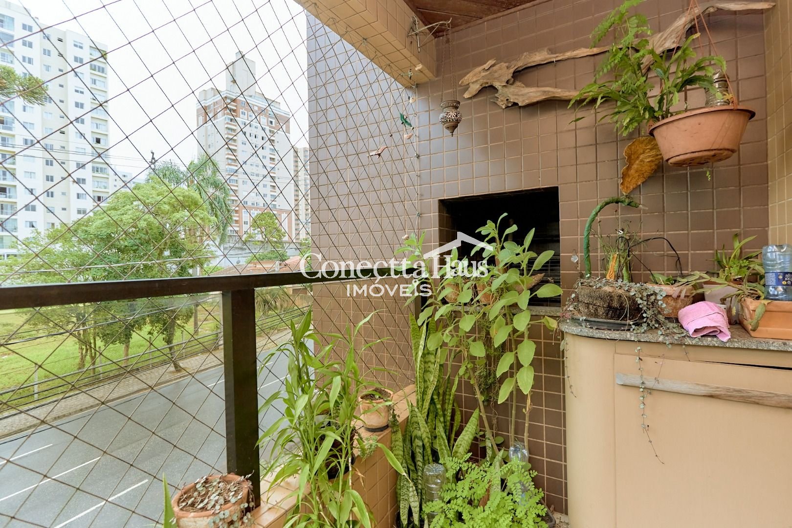 Apartamento no Cabral com lareira e sacada com churrasqueira. ...