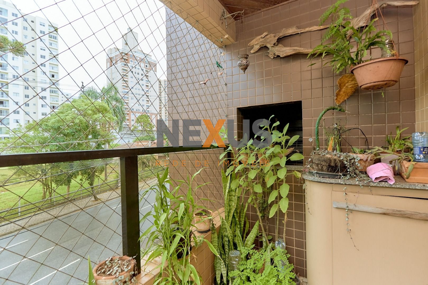 Apartamento no Cabral com lareira e sacada com churrasqueira. ...