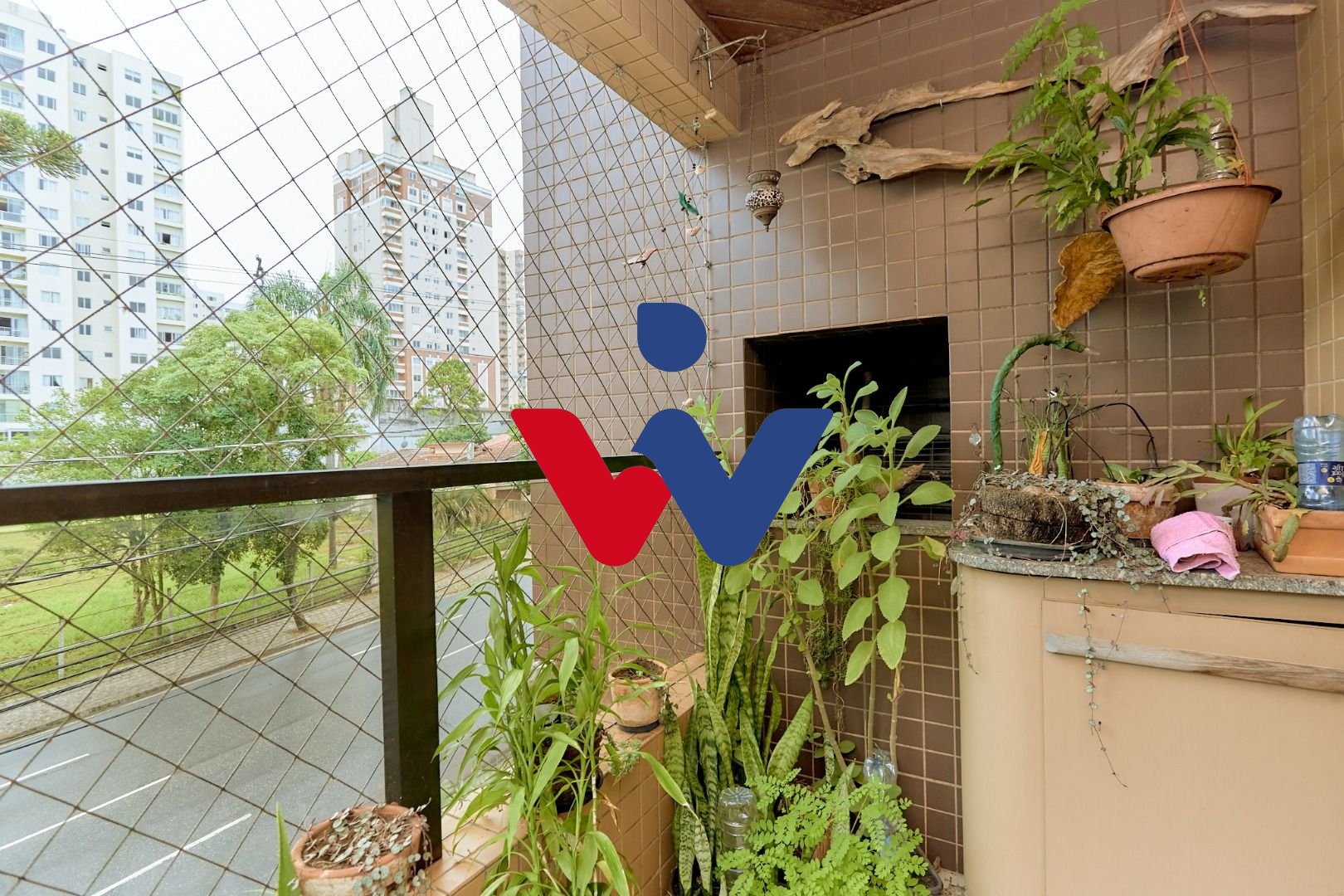 Apartamento no Cabral com lareira e sacada com churrasqueira. ...