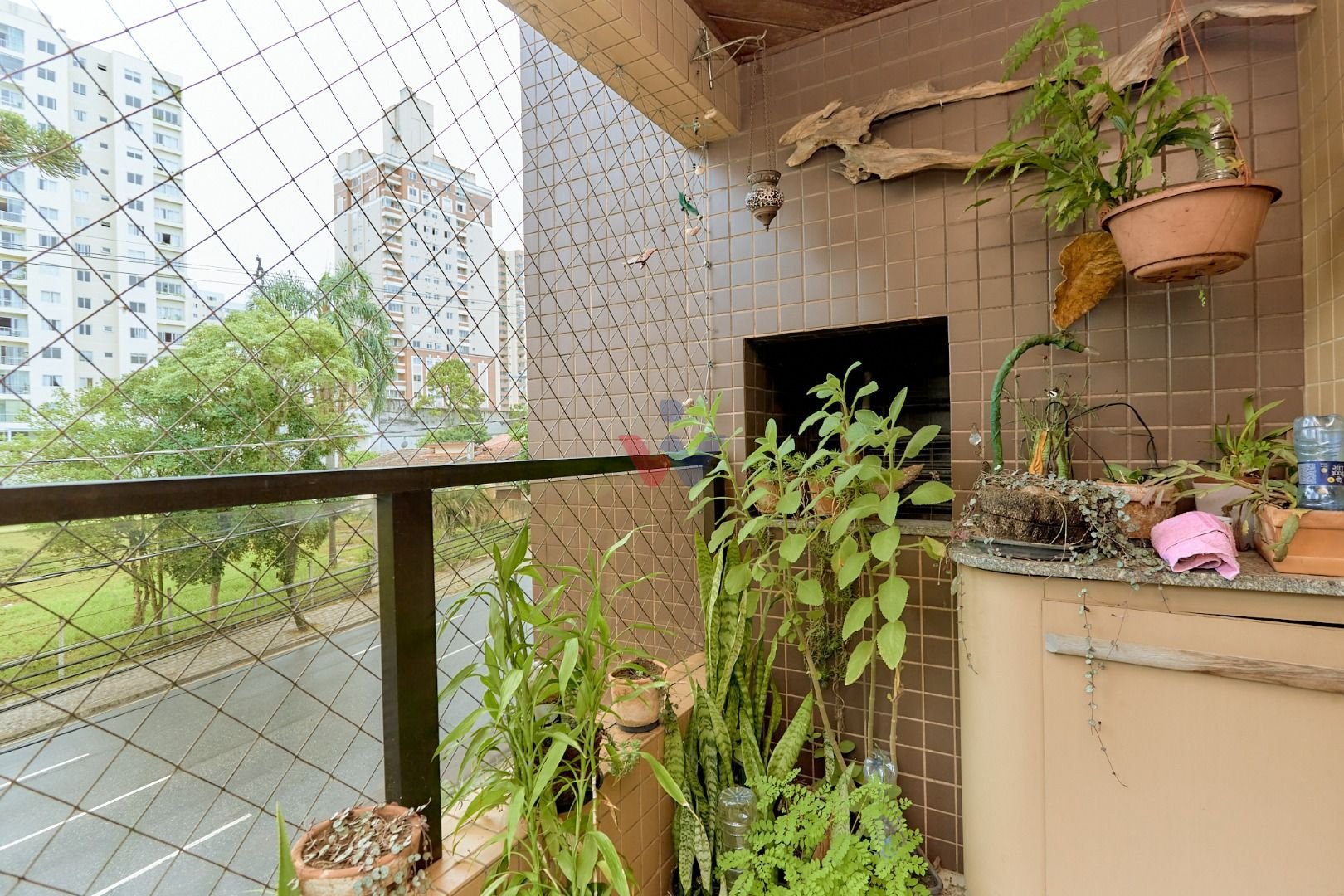 Apartamento no Cabral com lareira e sacada com churrasqueira. ...