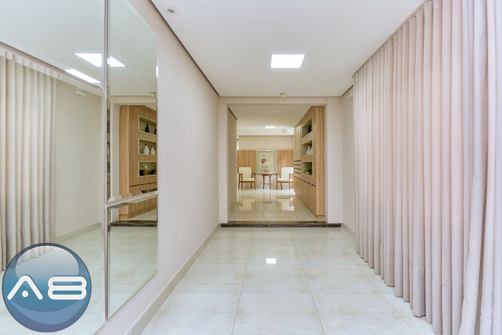 Apartamento no Cabral com lareira e sacada com churrasqueira. ...