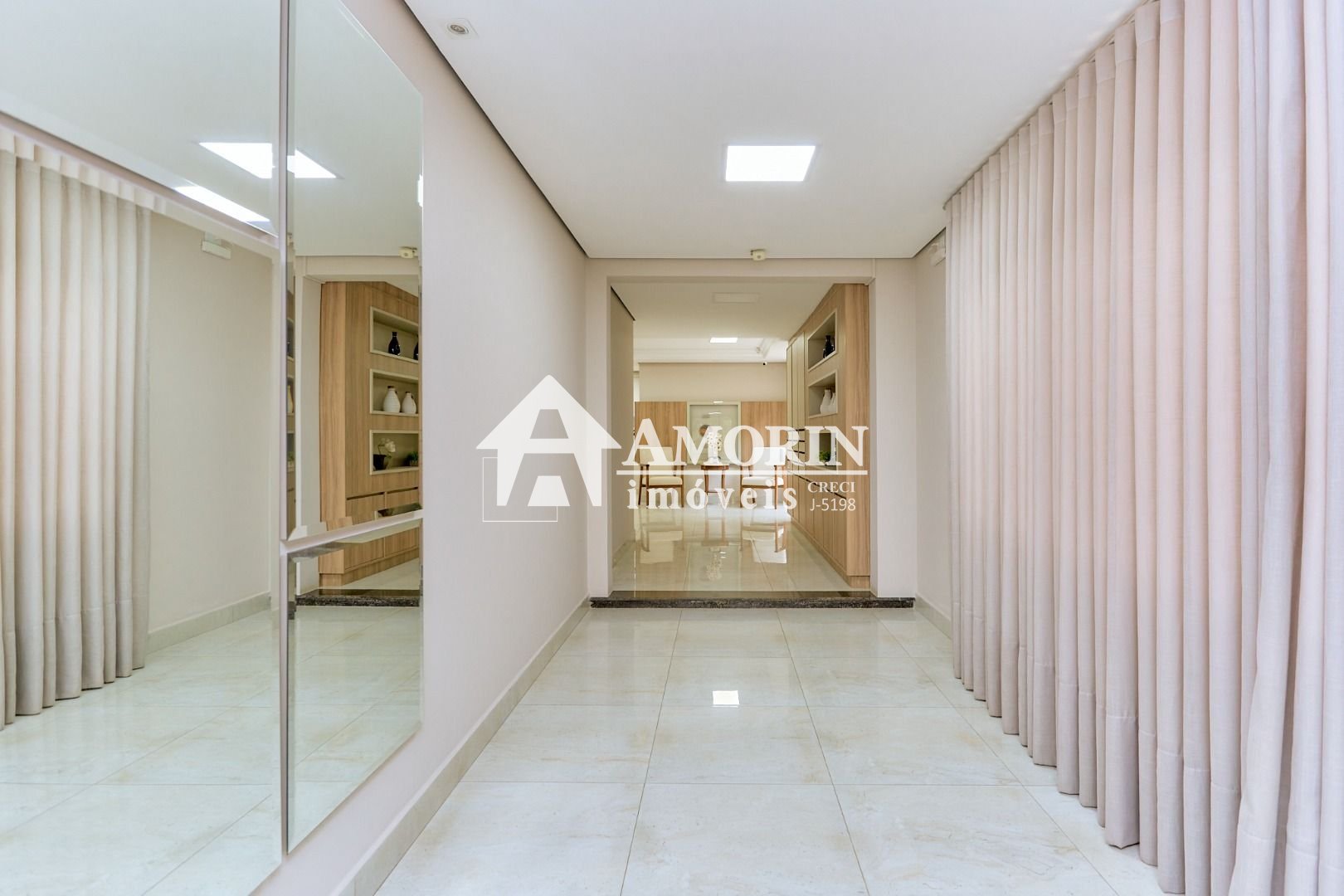 Apartamento no Cabral com lareira e sacada com churrasqueira. ...