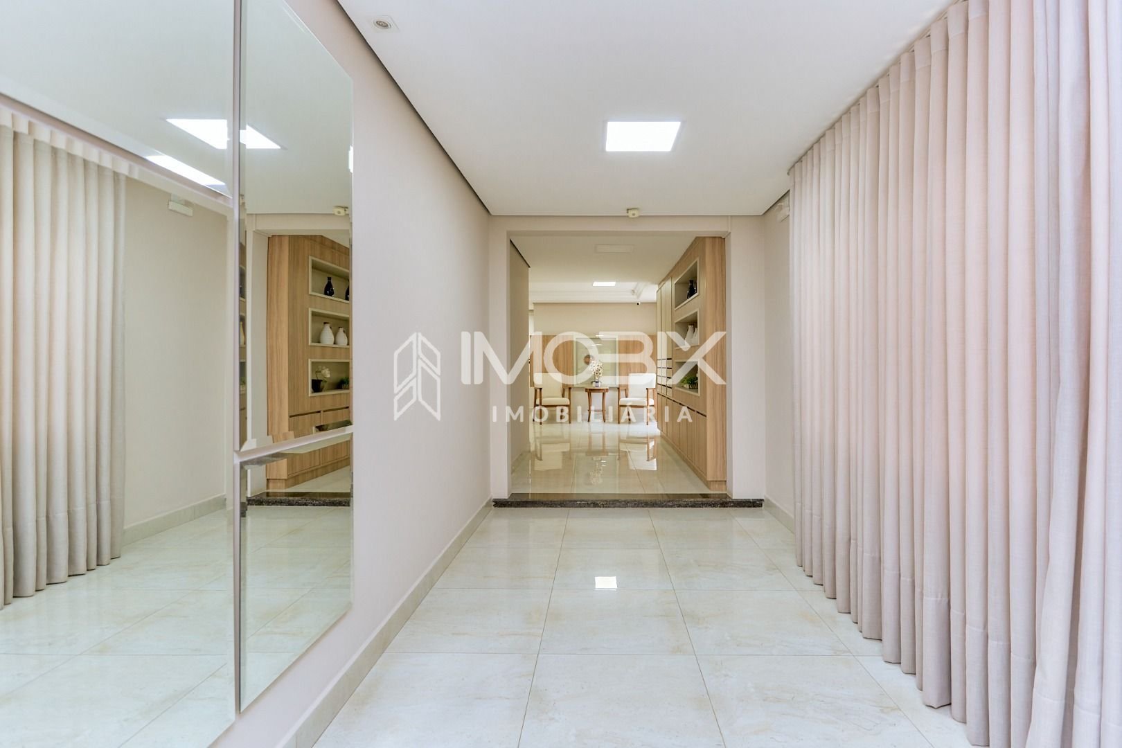 Apartamento no Cabral com lareira e sacada com churrasqueira. ...