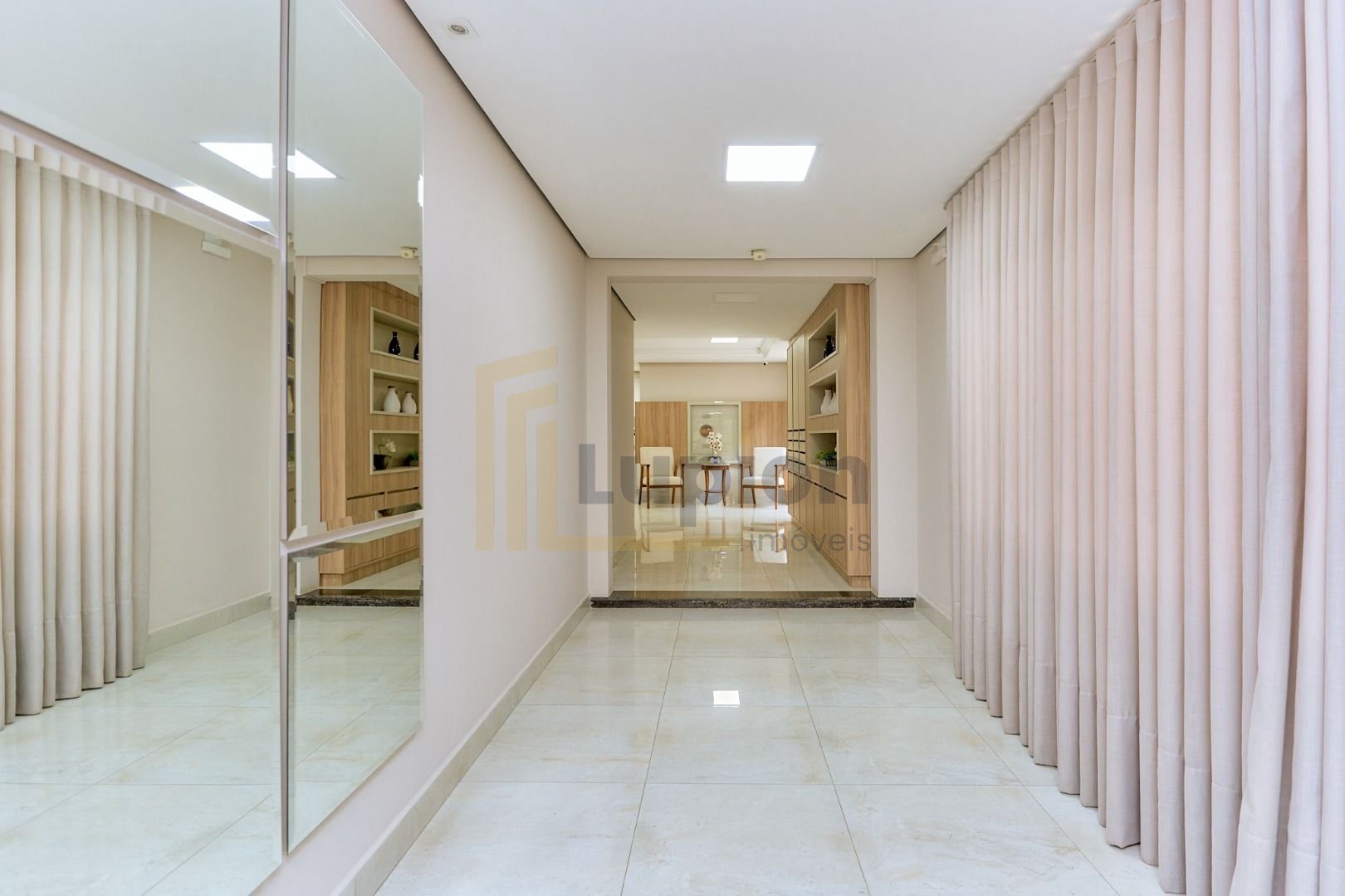 Apartamento no Cabral com lareira e sacada com churrasqueira. ...
