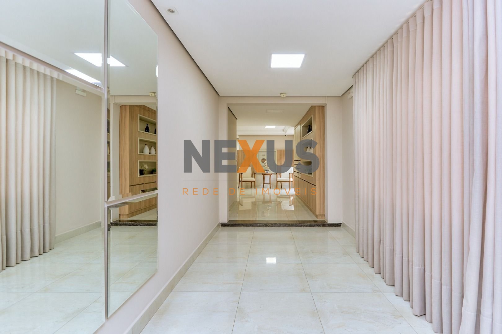 Apartamento no Cabral com lareira e sacada com churrasqueira. ...