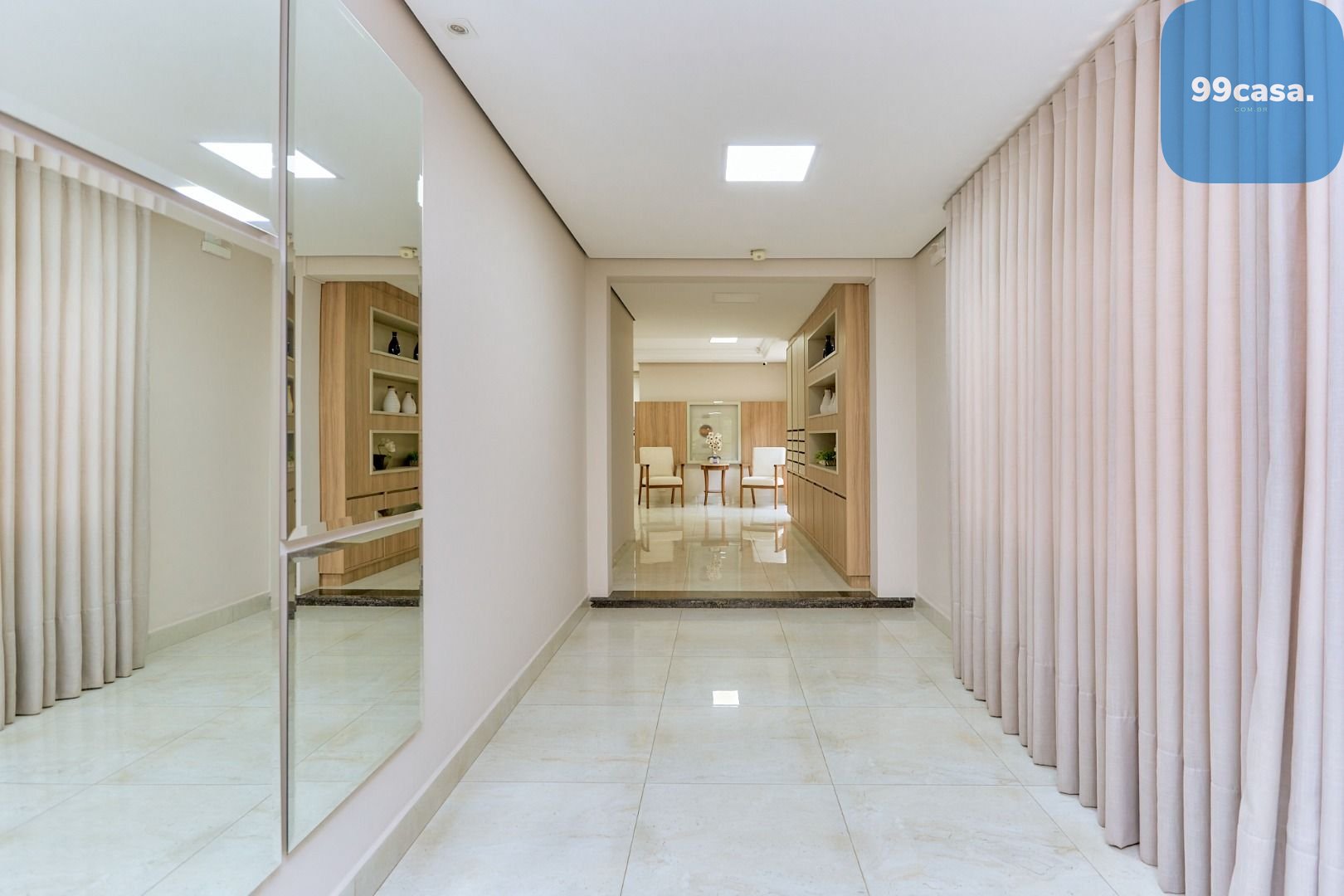 Apartamento no Cabral com lareira e sacada com churrasqueira. ...