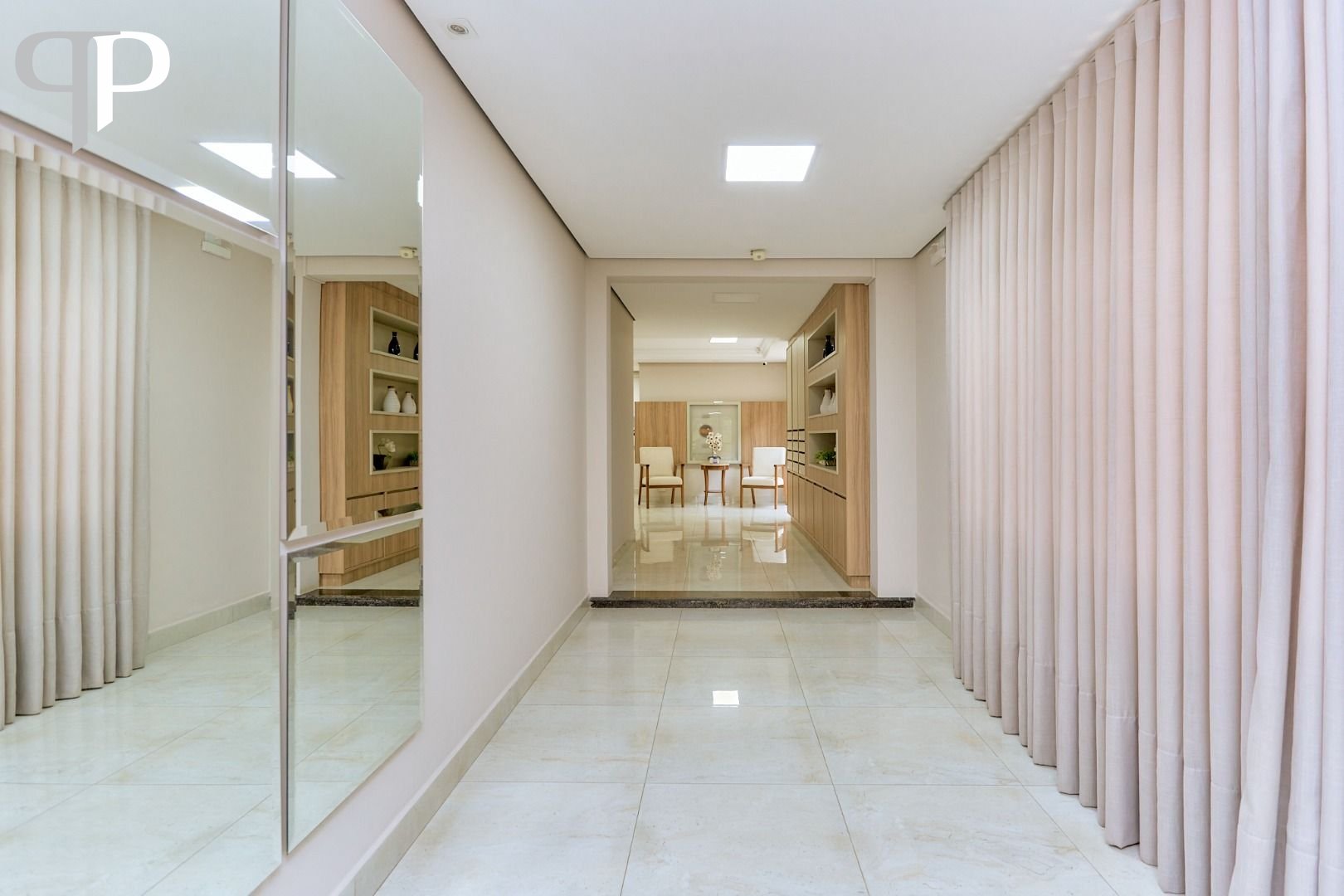 Apartamento no Cabral com lareira e sacada com churrasqueira. ...