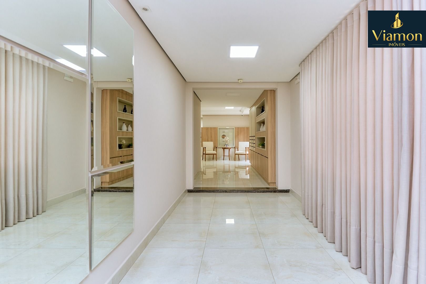 Apartamento no Cabral com lareira e sacada com churrasqueira. ...