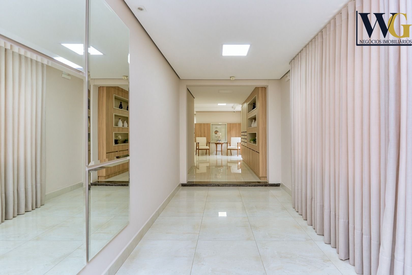 Apartamento no Cabral com lareira e sacada com churrasqueira. ...