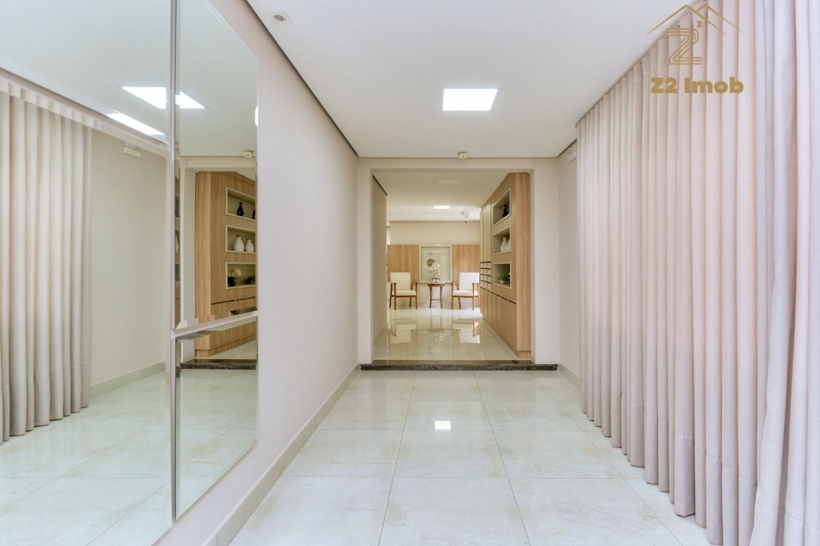 Apartamento no Cabral com lareira e sacada com churrasqueira. ...