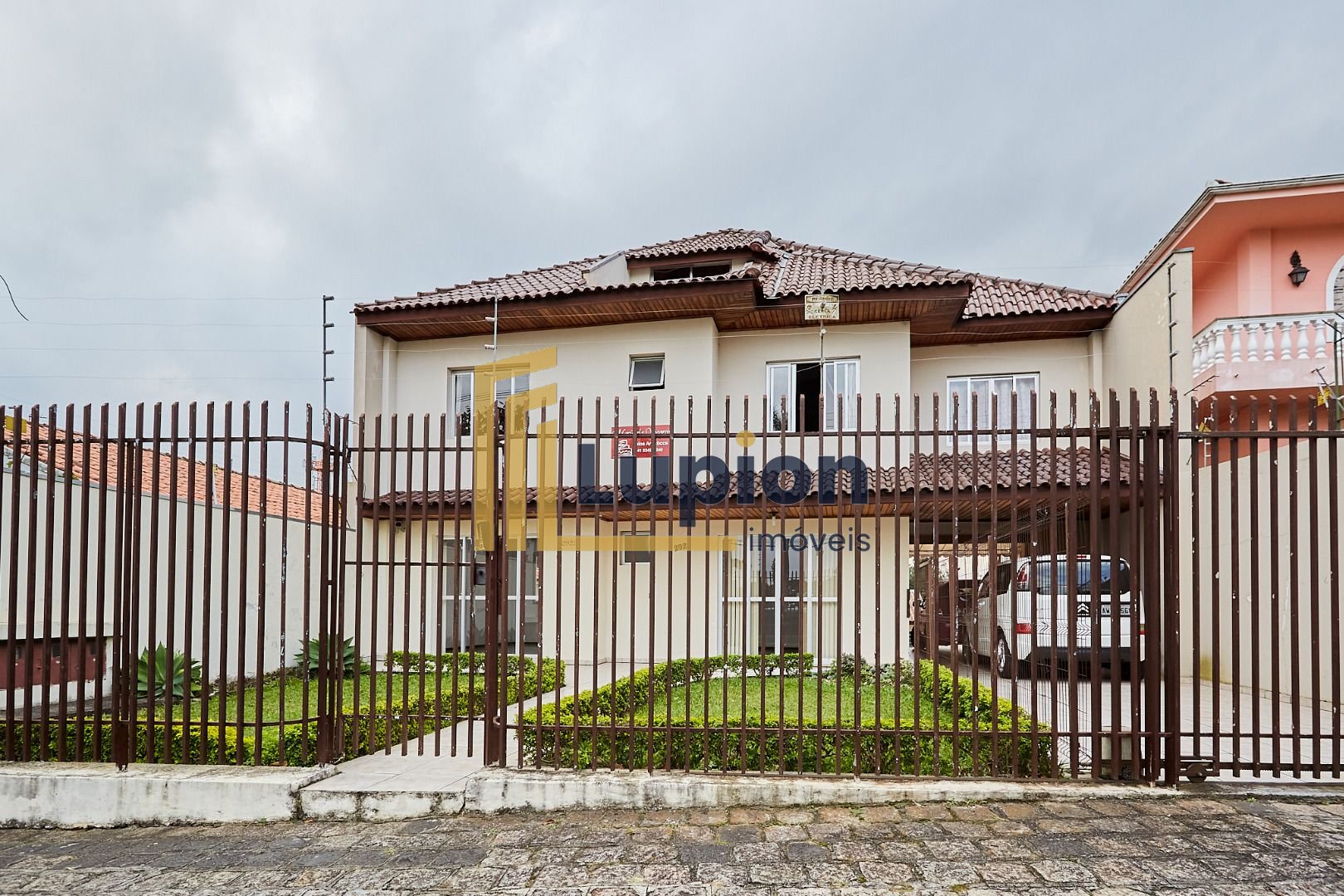 Casa com 4 dormitórios à venda, 353 m  por R  1.900.000,00 - B...